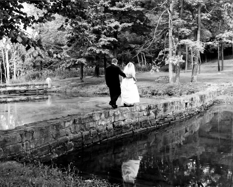 IMAGE: http://i38.photobucket.com/albums/e110/Lovebugg42/KristenandJosh228.jpg