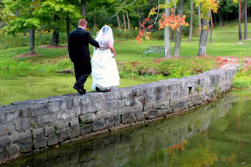 IMAGE: http://i38.photobucket.com/albums/e110/Lovebugg42/KristenandJosh228a.jpg