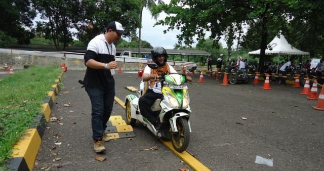 Modifikasi kendaraan dengan body kit yang nyeleneh dengan penggunaan car seater (jok mobil) yang ditempel pada kendaraan matik-nya.